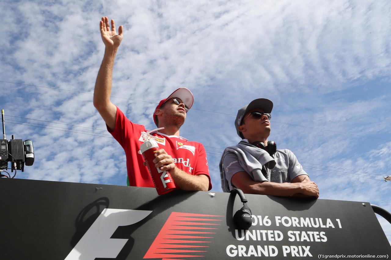 GP USA, 23.10.2016 - Sebastian Vettel (GER) Ferrari SF16-H e Pascal Wehrlein (GER) Manor Racing MRT05