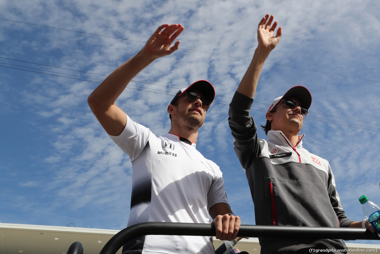 GP USA, 23.10.2016 - Jenson Button (GBR)  McLaren Honda MP4-31 e Esteban Gutierrez (MEX) Haas F1 Team VF-16