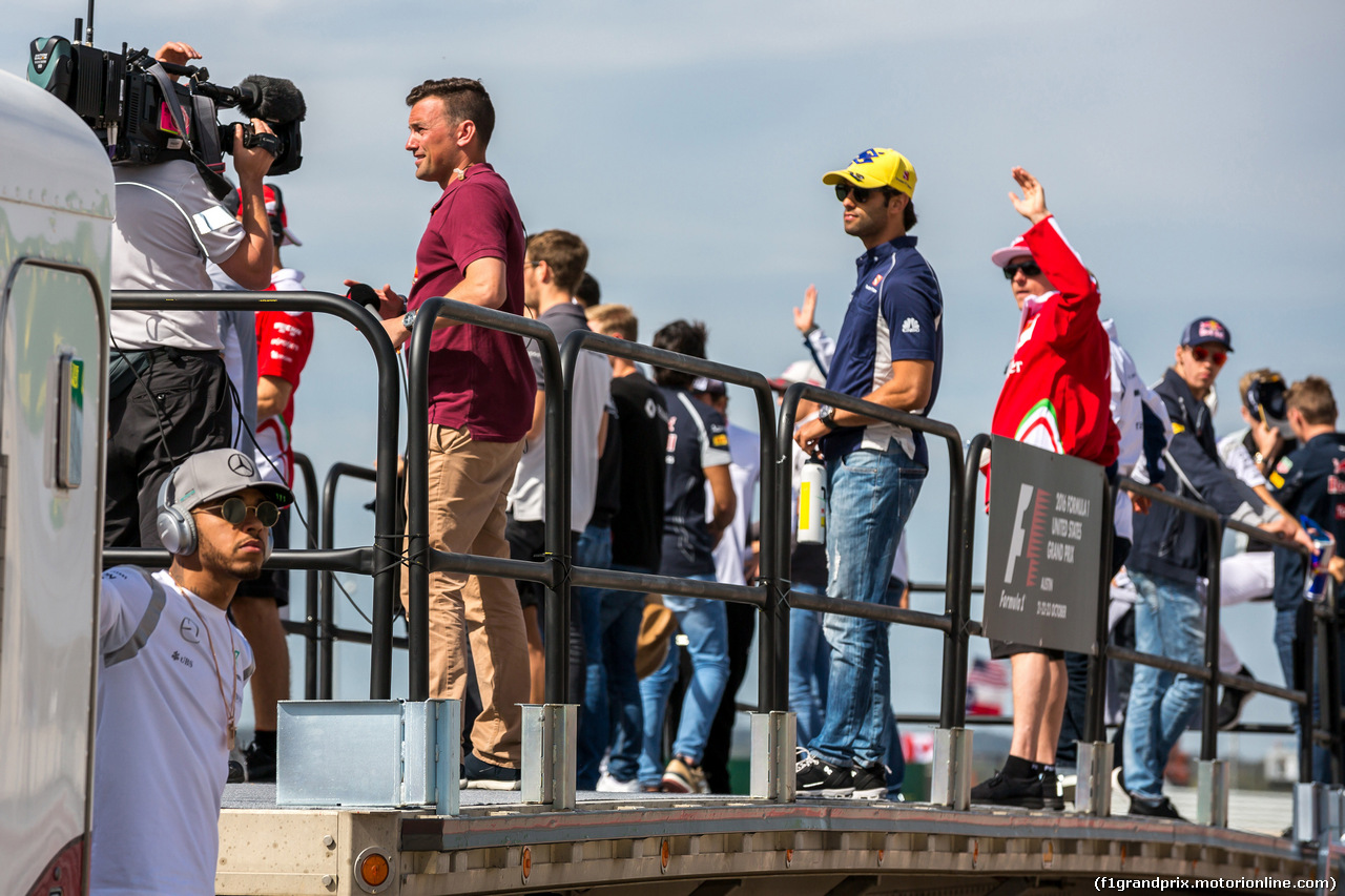 GP USA, 23.10.2016 - Drivers parade, Lewis Hamilton (GBR) Mercedes AMG F1 W07 Hybrid, Felipe Nasr (BRA) Sauber C34 e Kimi Raikkonen (FIN) Ferrari SF16-H