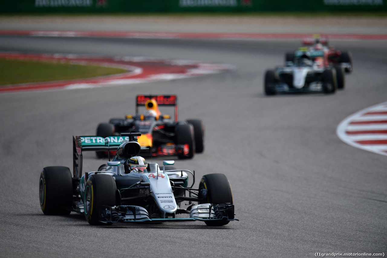 GP USA, 23.10.2016 - Gara, Lewis Hamilton (GBR) Mercedes AMG F1 W07 Hybrid e Daniel Ricciardo (AUS) Red Bull Racing RB12