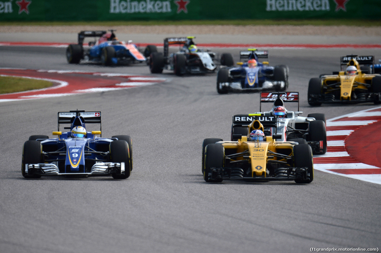 GP USA, 23.10.2016 - Gara, Marcus Ericsson (SUE) Sauber C34 e Jolyon Palmer (GBR) Renault Sport F1 Team RS16