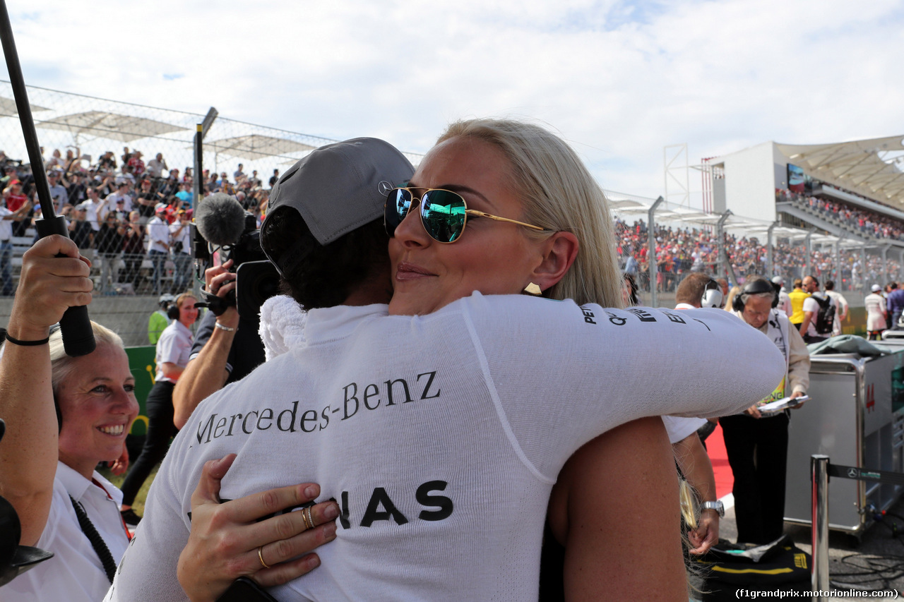 GP USA, 23.10.2016 - Gara, Lewis Hamilton (GBR) Mercedes AMG F1 W07 Hybrid e Lindsey Vonn (USA) Skier