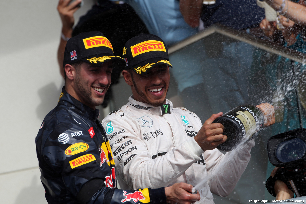 GP USA, 23.10.2016 - Gara, terzo Daniel Ricciardo (AUS) Red Bull Racing RB12 e Lewis Hamilton (GBR) Mercedes AMG F1 W07 Hybrid vincitore