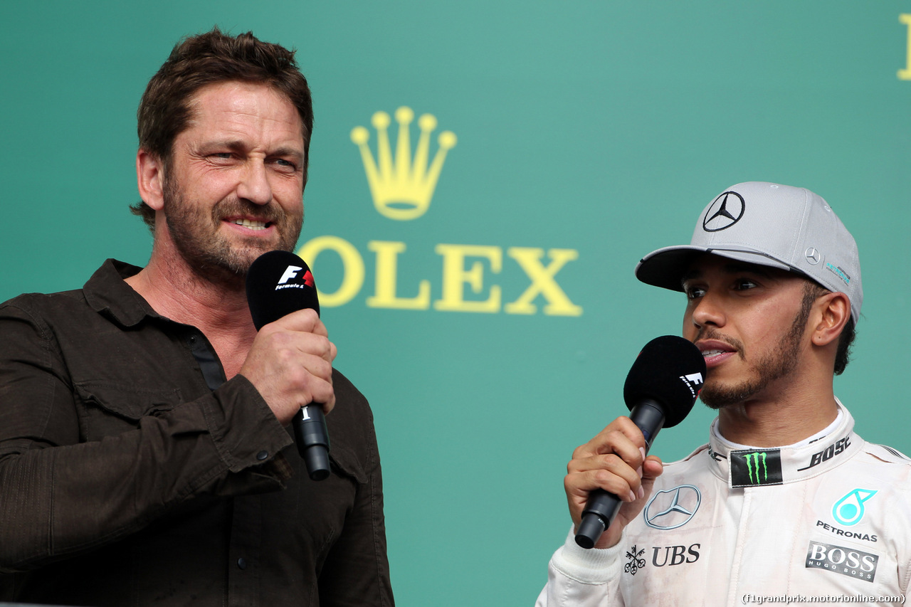 GP USA, 23.10.2016 - Gara, Gerard Butler, Actor e Lewis Hamilton (GBR) Mercedes AMG F1 W07 Hybrid