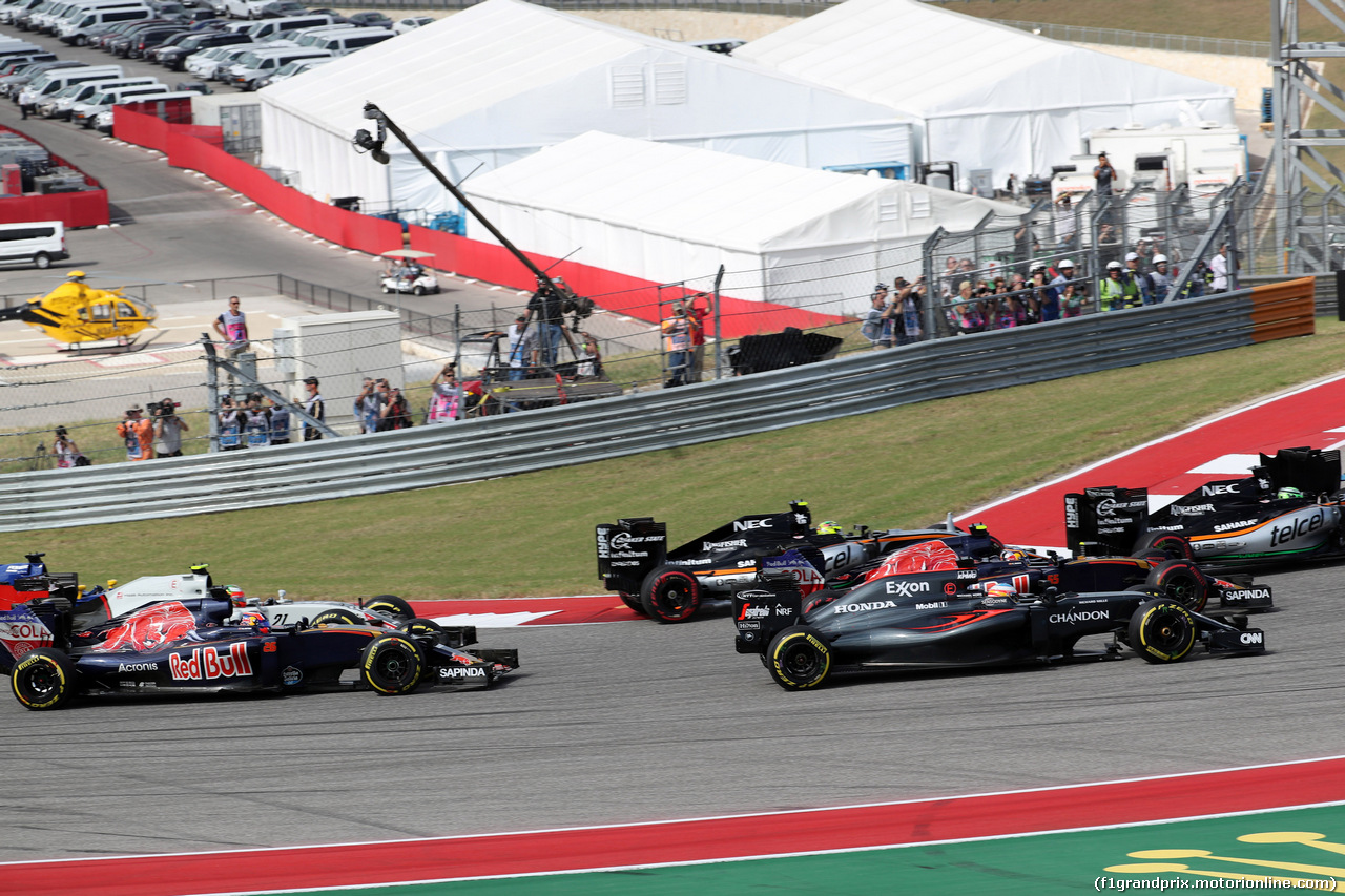 GP USA, 23.10.2016 - Gara, Daniil Kvyat (RUS) Scuderia Toro Rosso STR11 e Fernando Alonso (ESP) McLaren Honda MP4-31