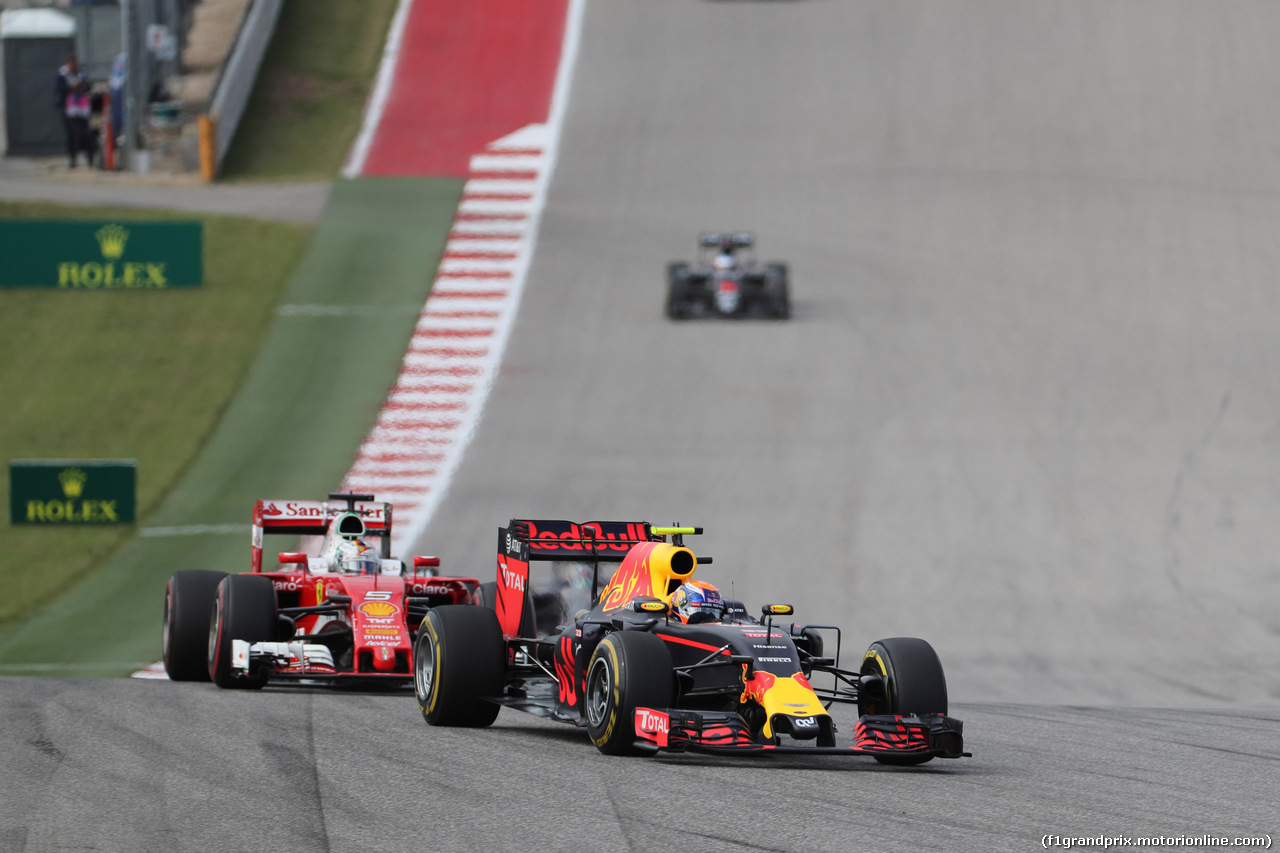 GP USA, 23.10.2016 - Gara, Sebastian Vettel (GER) Ferrari SF16-H e Max Verstappen (NED) Red Bull Racing RB12