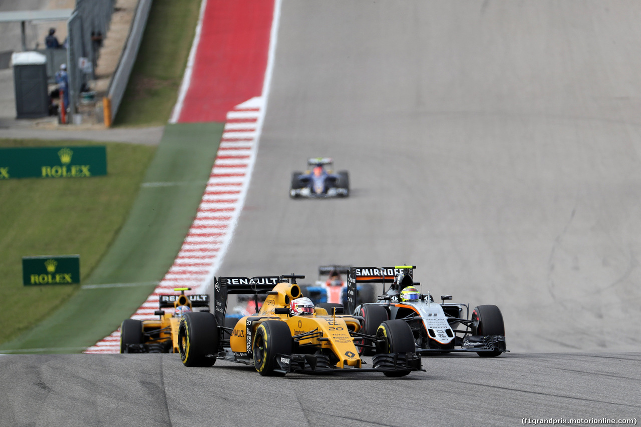 GP USA, 23.10.2016 - Gara, Kevin Magnussen (DEN) Renault Sport F1 Team RS16 e Sergio Perez (MEX) Sahara Force India F1 VJM09