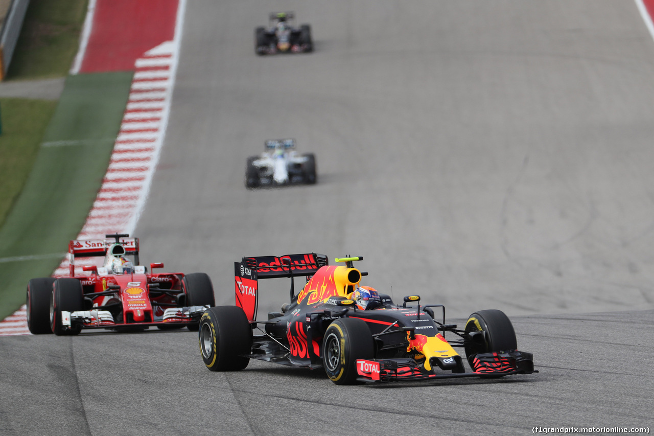 GP USA, 23.10.2016 - Gara, Sebastian Vettel (GER) Ferrari SF16-H e Max Verstappen (NED) Red Bull Racing RB12