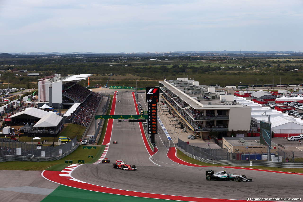 GP USA, 23.10.2016 - Gara, Nico Rosberg (GER) Mercedes AMG F1 W07 Hybrid davanti a Kimi Raikkonen (FIN) Ferrari SF16-H