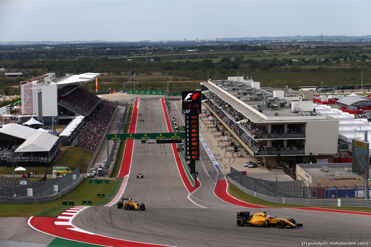 GP USA, 23.10.2016 - Gara, Kevin Magnussen (DEN) Renault Sport F1 Team RS16 davanti a Jolyon Palmer (GBR) Renault Sport F1 Team RS16