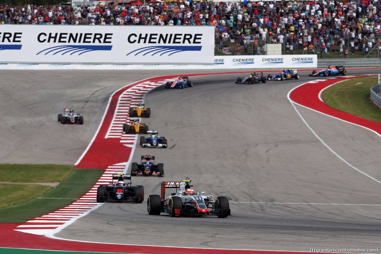 GP USA, 23.10.2016 - Gara, Esteban Gutierrez (MEX) Haas F1 Team VF-16 davanti a Jenson Button (GBR)  McLaren Honda MP4-31