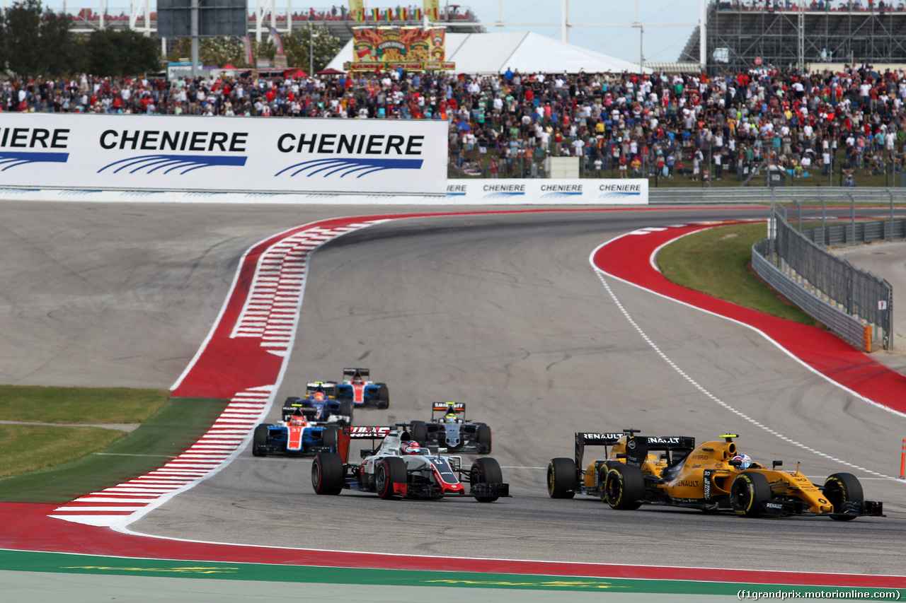 GP USA, 23.10.2016 - Gara, Romain Grosjean (FRA) Haas F1 Team VF-16 e Jolyon Palmer (GBR) Renault Sport F1 Team RS16