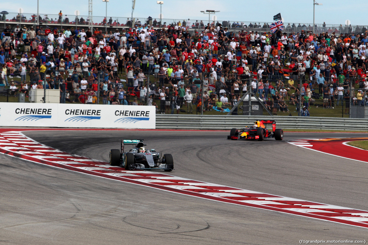 GP USA, 23.10.2016 - Gara, Lewis Hamilton (GBR) Mercedes AMG F1 W07 Hybrid e Daniel Ricciardo (AUS) Red Bull Racing RB12