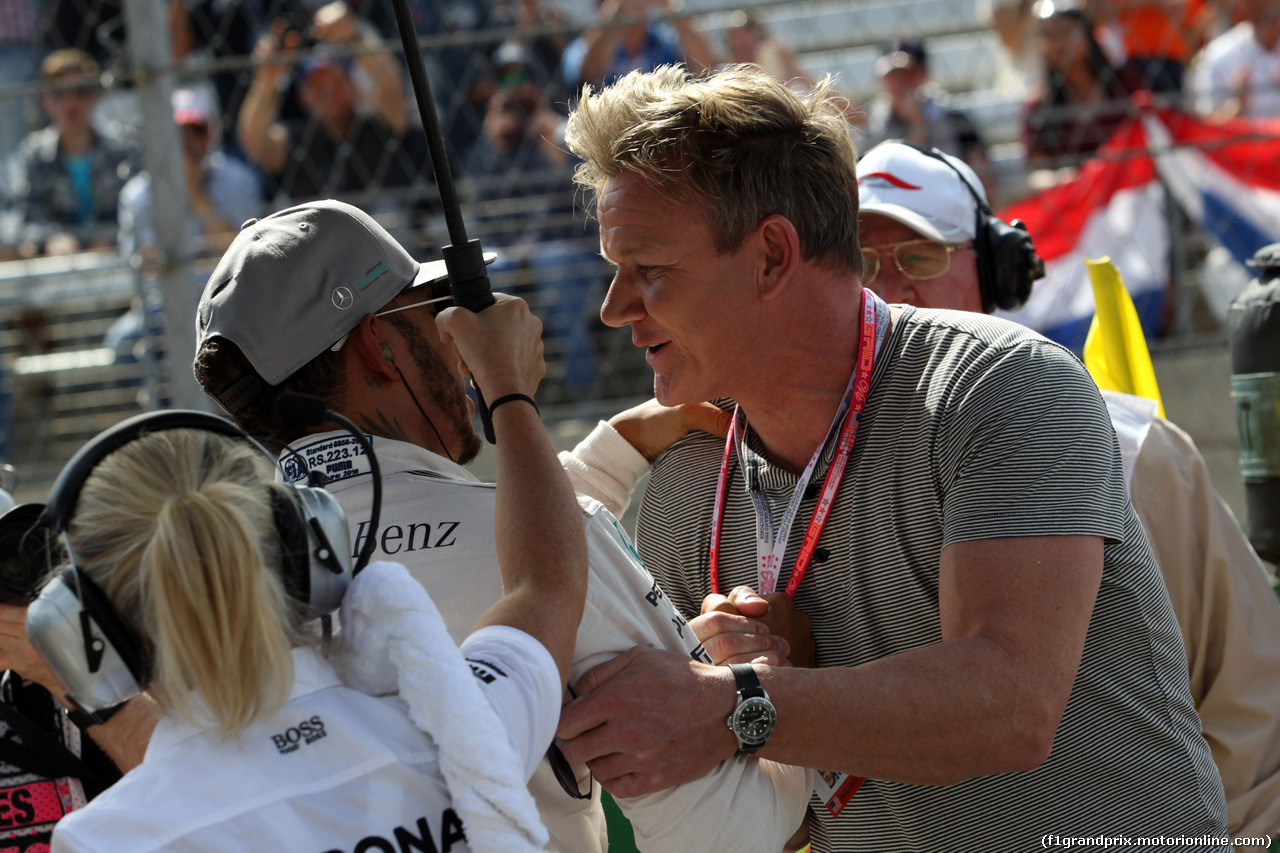 GP USA, 23.10.2016 - Gara, Lewis Hamilton (GBR) Mercedes AMG F1 W07 Hybrid e Gordon Ramsay (GBR), Celebrity Chef