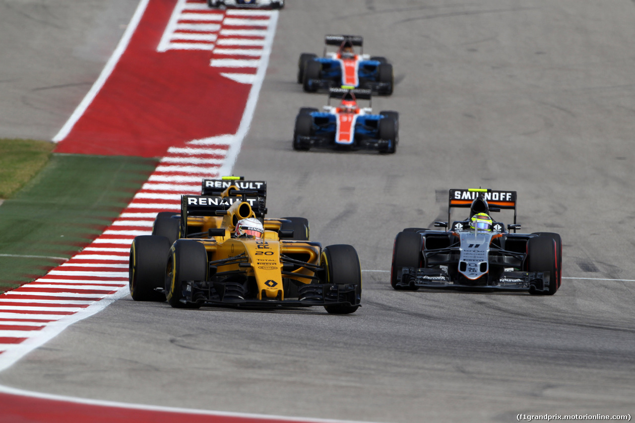 GP USA, 23.10.2016 - Gara, Kevin Magnussen (DEN) Renault Sport F1 Team RS16 e Sergio Perez (MEX) Sahara Force India F1 VJM09