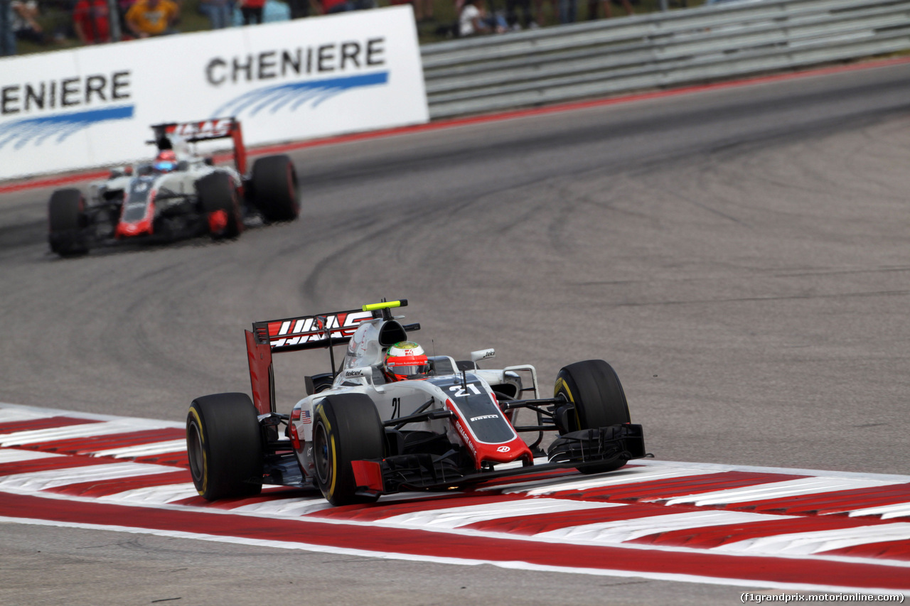 GP USA, 23.10.2016 - Gara, Esteban Gutierrez (MEX) Haas F1 Team VF-16 davanti a Romain Grosjean (FRA) Haas F1 Team VF-16