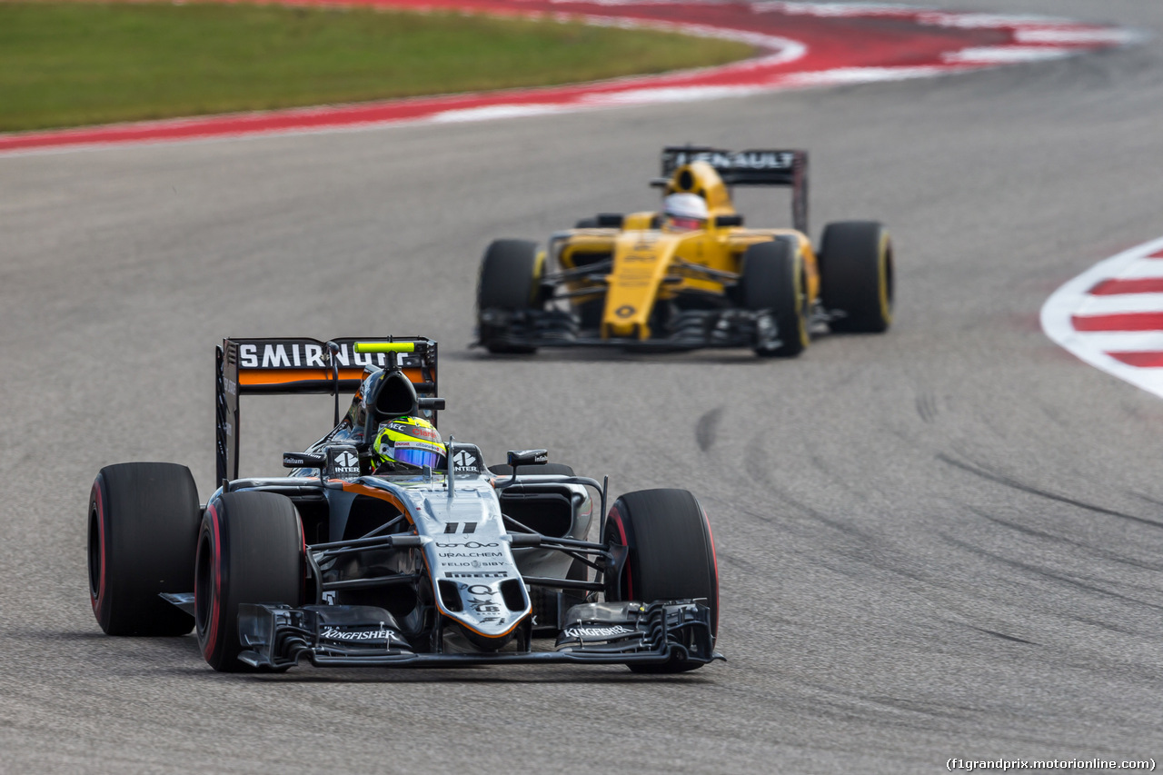 GP USA, 23.10.2016 - Gara, Sergio Perez (MEX) Sahara Force India F1 VJM09 davanti a Kevin Magnussen (DEN) Renault Sport F1 Team RS16