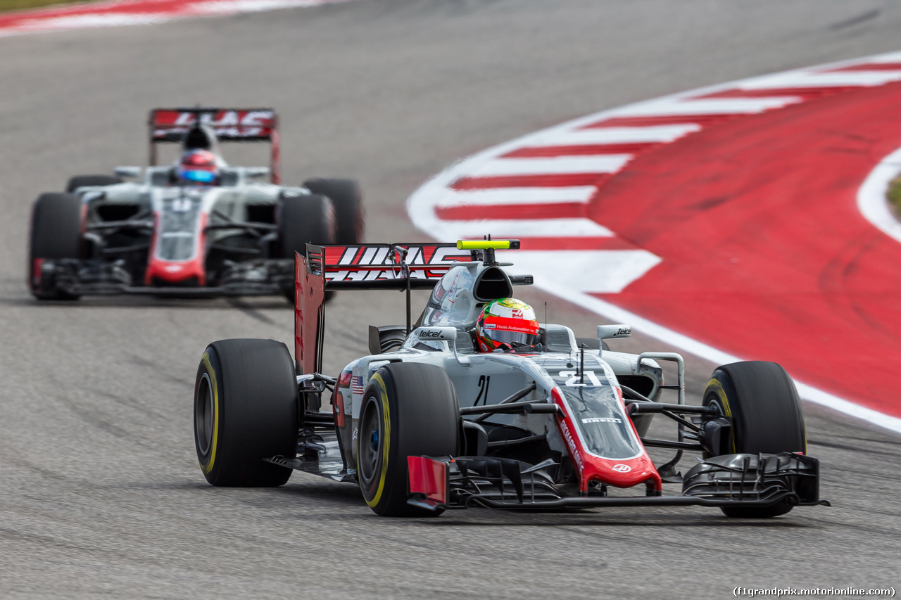 GP USA, 23.10.2016 - Gara, Esteban Gutierrez (MEX) Haas F1 Team VF-16 davanti a Romain Grosjean (FRA) Haas F1 Team VF-16