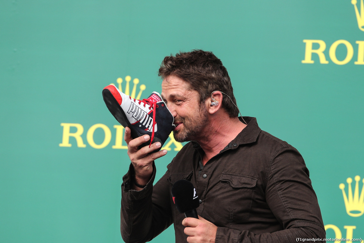 GP USA, 23.10.2016 - Gara, Gerard Butler, Actor drinks champagne with the Daniel Ricciardo (AUS) shoe.