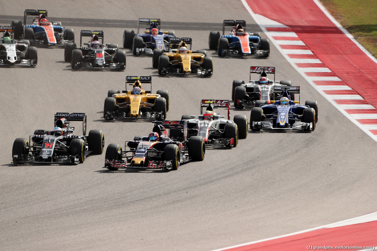 GP USA, 23.10.2016 - Gara, Start of the race, Fernando Alonso (ESP) McLaren Honda MP4-31 e Daniil Kvyat (RUS) Scuderia Toro Rosso STR11