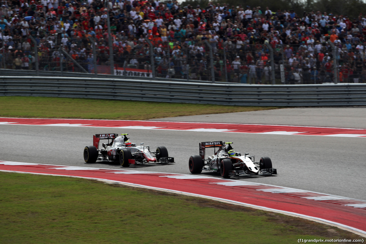 GP USA, 23.10.2016 - Gara, Esteban Gutierrez (MEX) Haas F1 Team VF-16 e Sergio Perez (MEX) Sahara Force India F1 VJM09