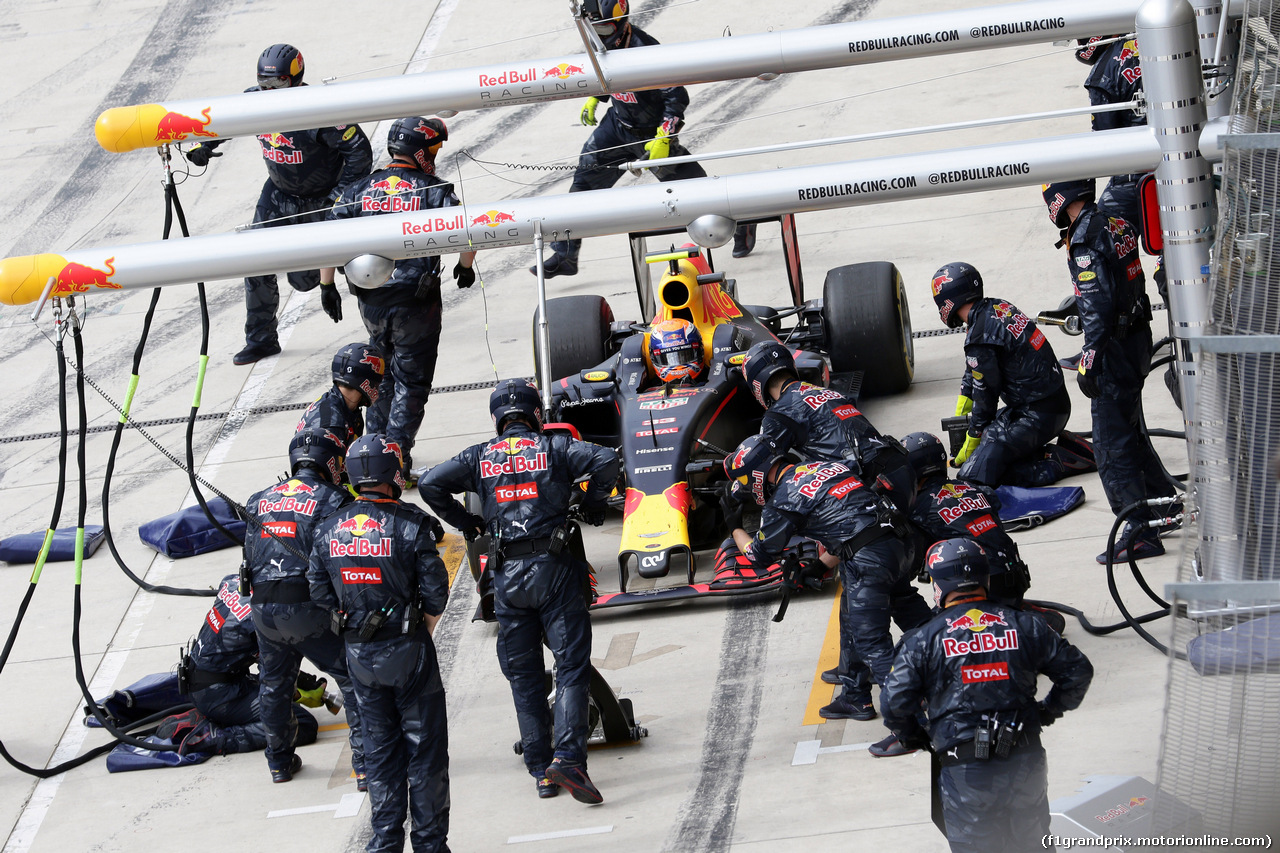 GP USA, 23.10.2016 - Gara, Pit stop, Max Verstappen (NED) Red Bull Racing RB12