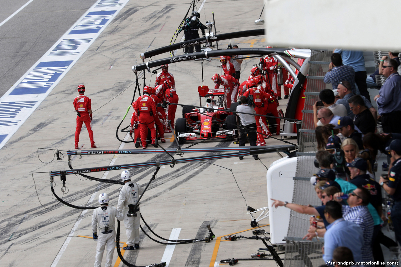 GP USA, 23.10.2016 - Gara, Pit stop, Sebastian Vettel (GER) Ferrari SF16-H