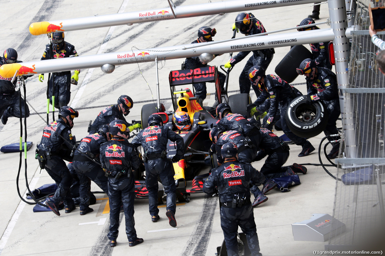 GP USA, 23.10.2016 - Gara, Pit stop, Max Verstappen (NED) Red Bull Racing RB12