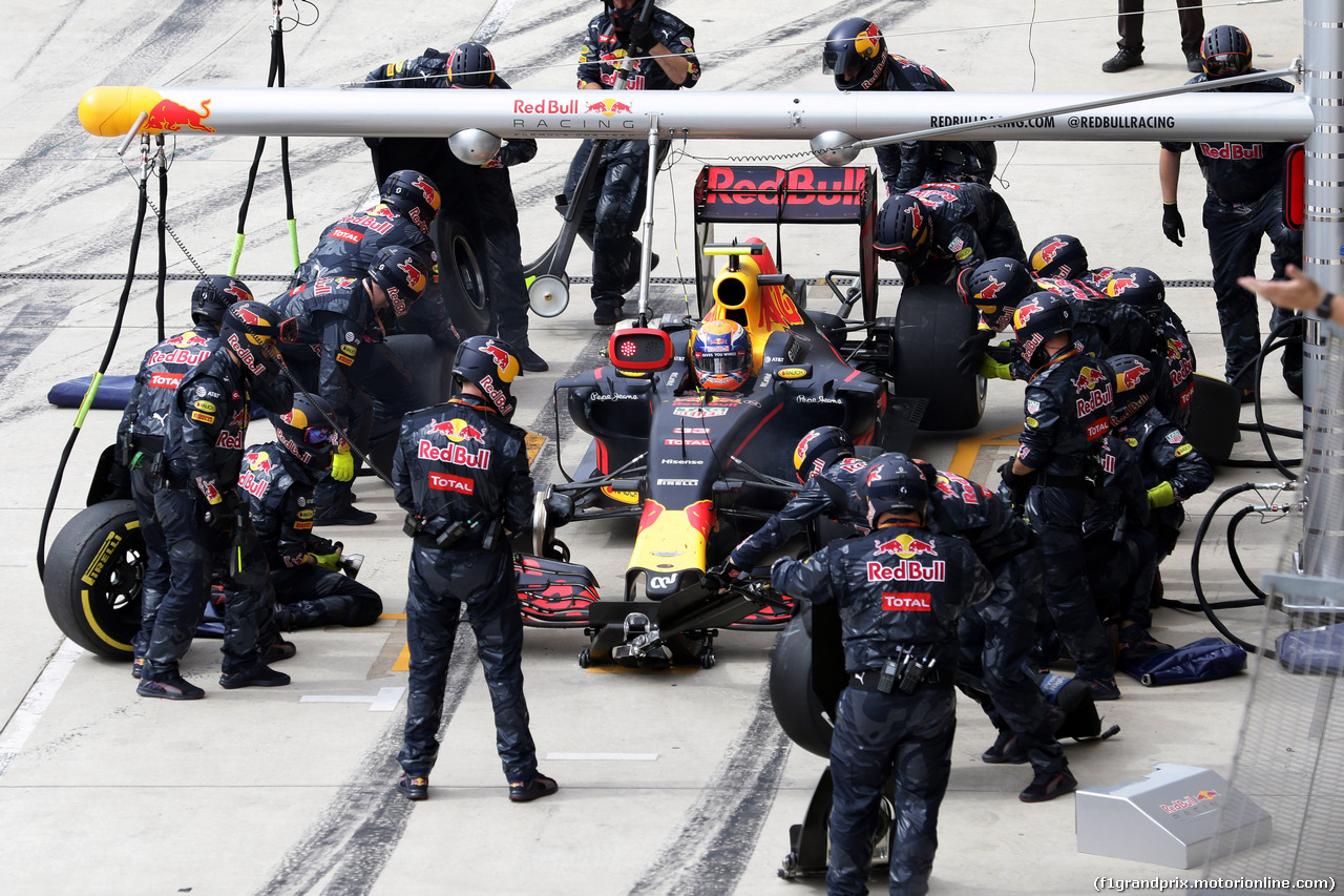 GP USA, 23.10.2016 - Gara, Pit stop, Max Verstappen (NED) Red Bull Racing RB12