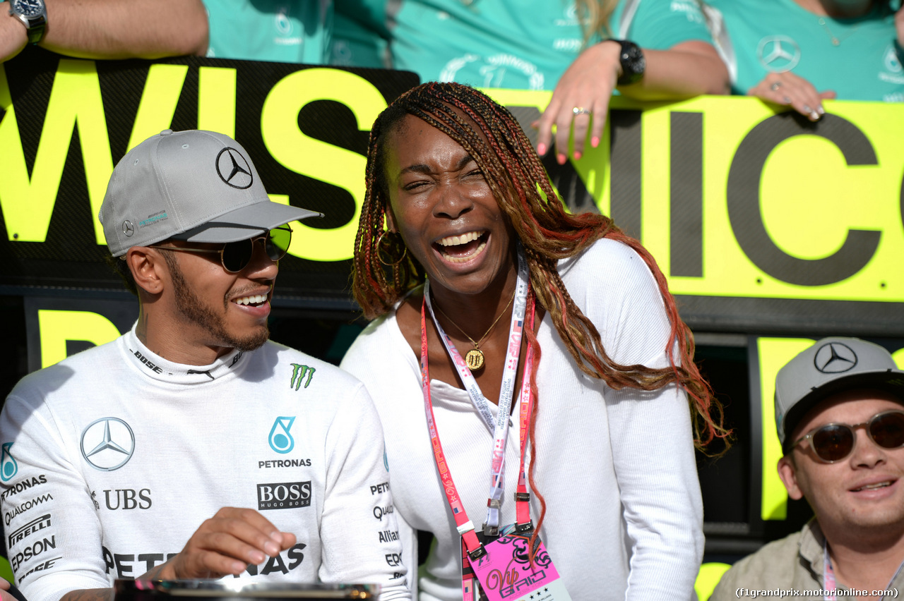 GP USA, 23.10.2016 - Gara, Festeggiamenti, Lewis Hamilton (GBR) Mercedes AMG F1 W07 Hybrid vincitore with Venus Williams (USA)