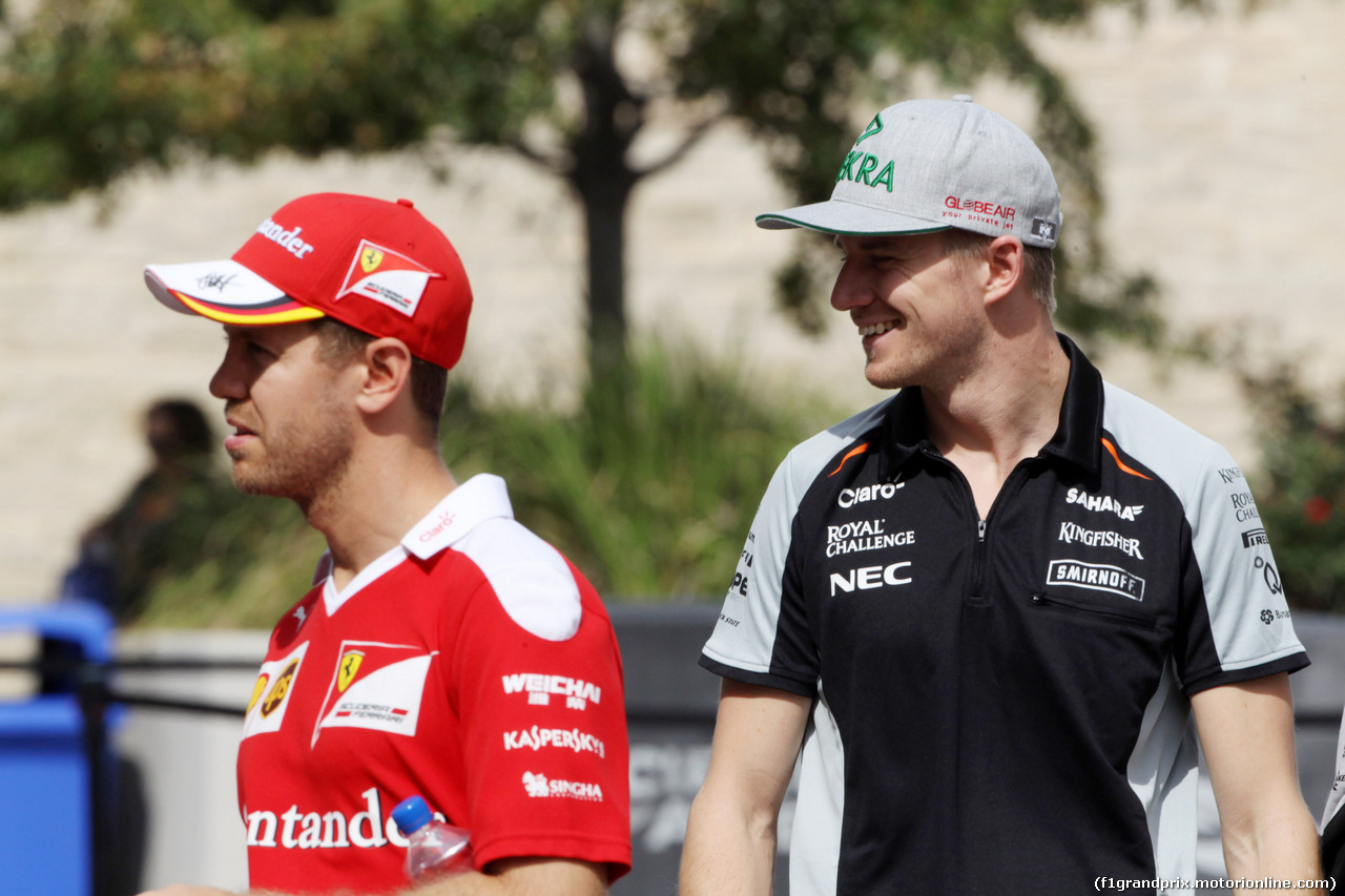 GP USA, 20.10.2016 - Sebastian Vettel (GER) Ferrari SF16-H e Nico Hulkenberg (GER) Sahara Force India F1 VJM09