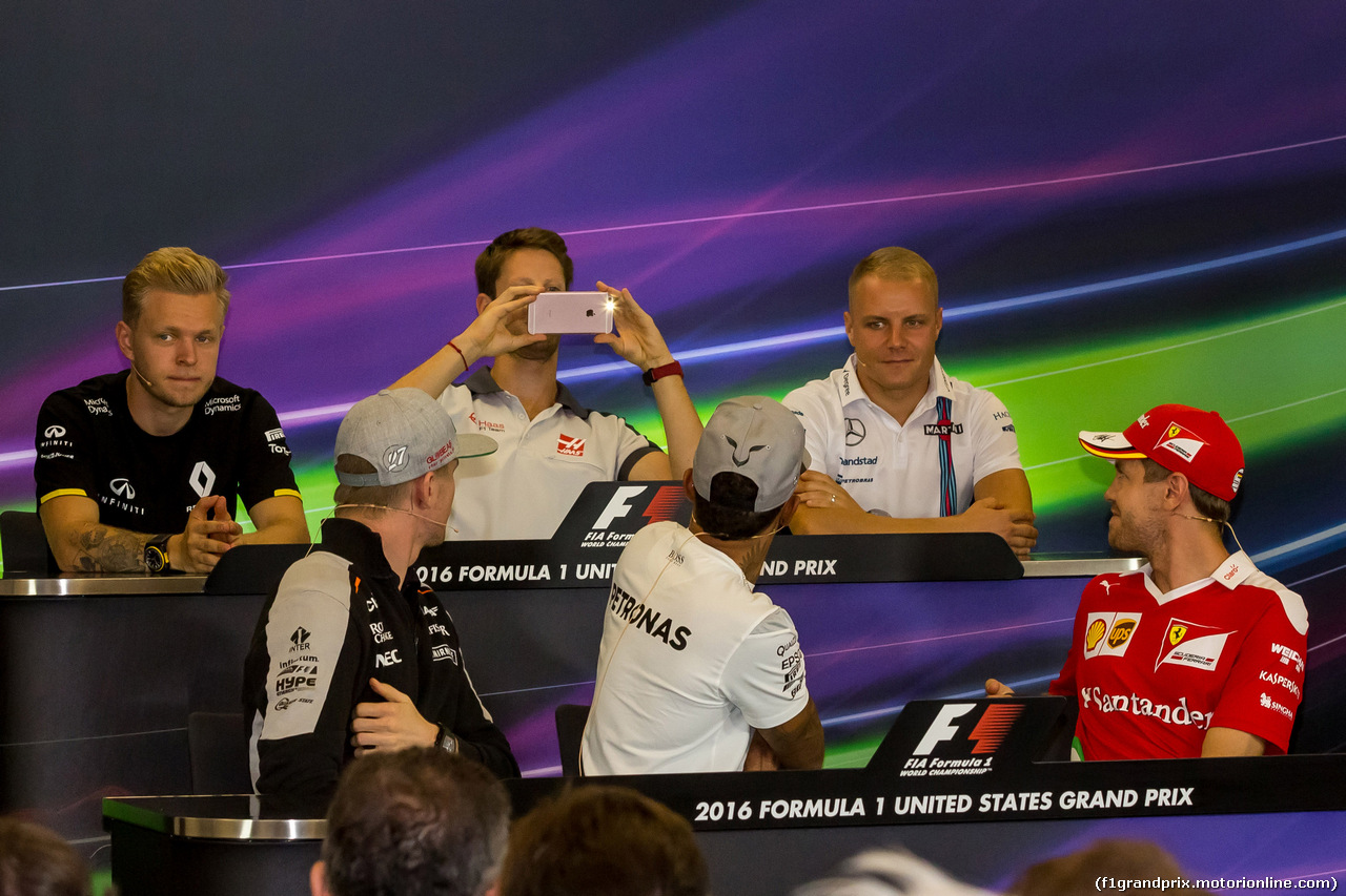 GP USA, 20.10.2016 - Conferenza Stampa, Romain Grosjean (FRA) Haas F1 Team VF-16 photographs Nico Hulkenberg (GER) Sahara Force India F1 VJM09, Lewis Hamilton (GBR) Mercedes AMG F1 W07 Hybrid e Sebastian Vettel (GER) Ferrari SF16-H