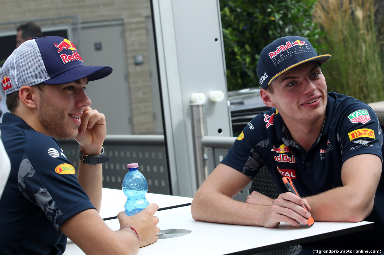 GP USA, 20.10.2016 - (L-R) Pierre Gasly (FRA) Test Driver, Red Bull Racing e Max Verstappen (NED) Red Bull Racing RB12