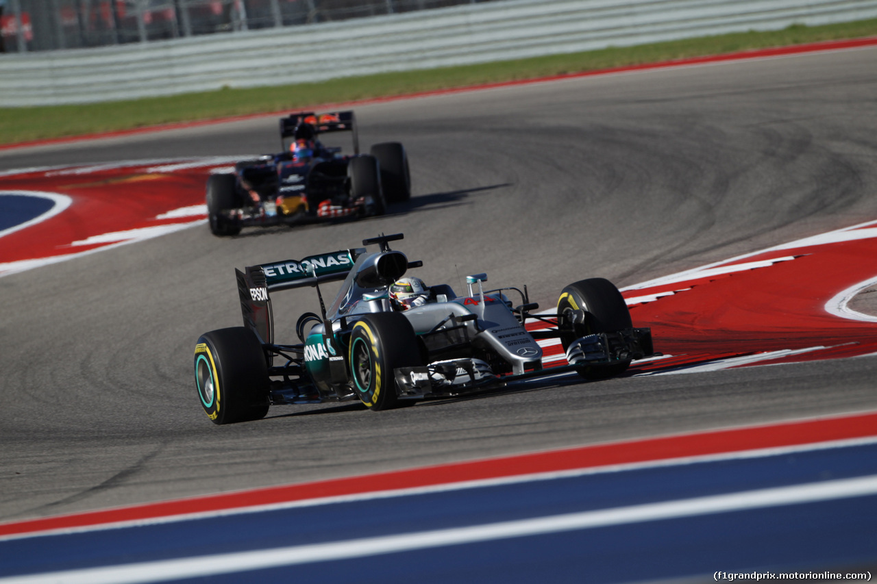 GP USA, 22.10.2016 - Prove Libere 3, Lewis Hamilton (GBR) Mercedes AMG F1 W07 Hybrid davanti a Daniil Kvyat (RUS) Scuderia Toro Rosso STR11