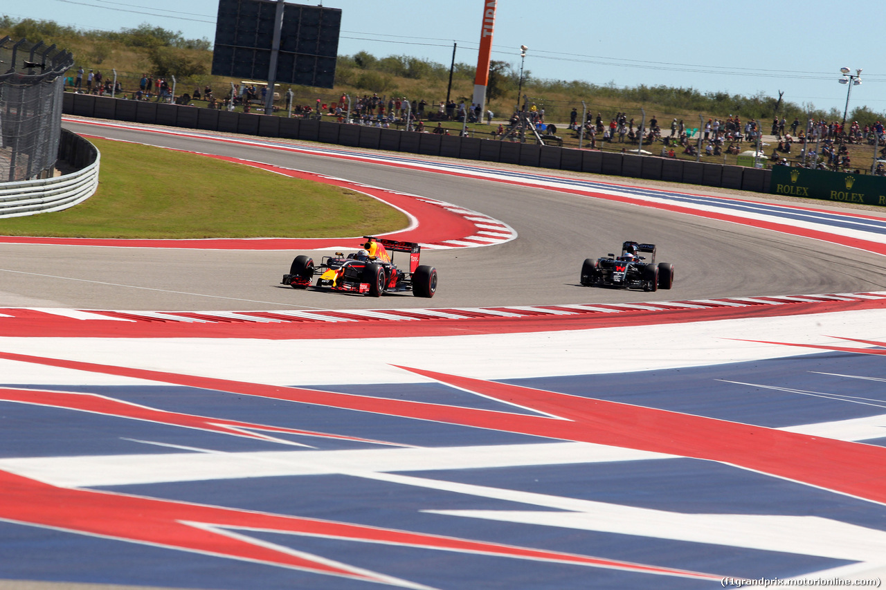 GP USA, 22.10.2016 - Qualifiche, Daniel Ricciardo (AUS) Red Bull Racing RB12 e Fernando Alonso (ESP) McLaren Honda MP4-31