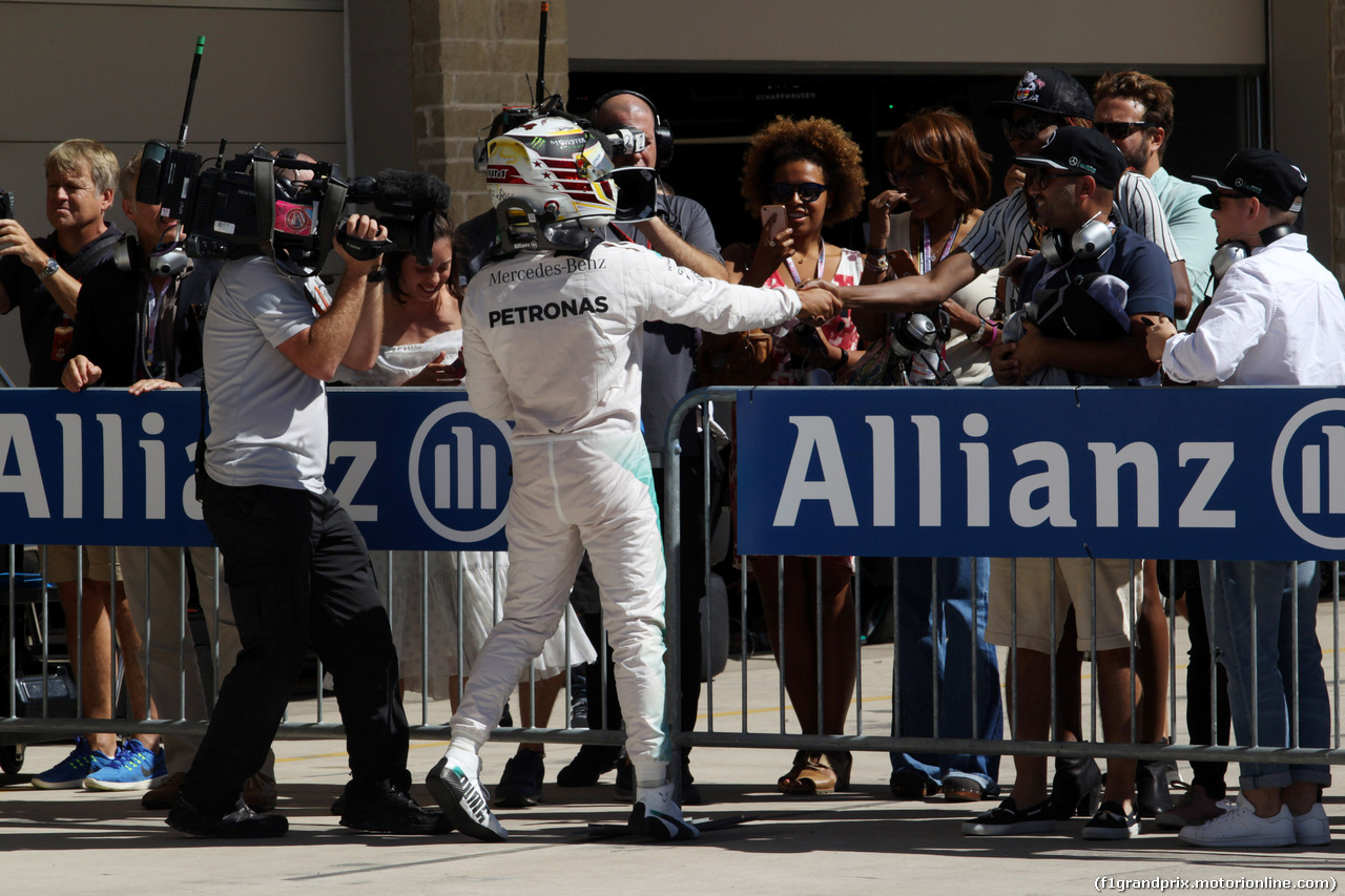 GP USA, 22.10.2016 - Qualifiche, Lewis Hamilton (GBR) Mercedes AMG F1 W07 Hybrid pole position e Venus Williams (USA), Tennis player.