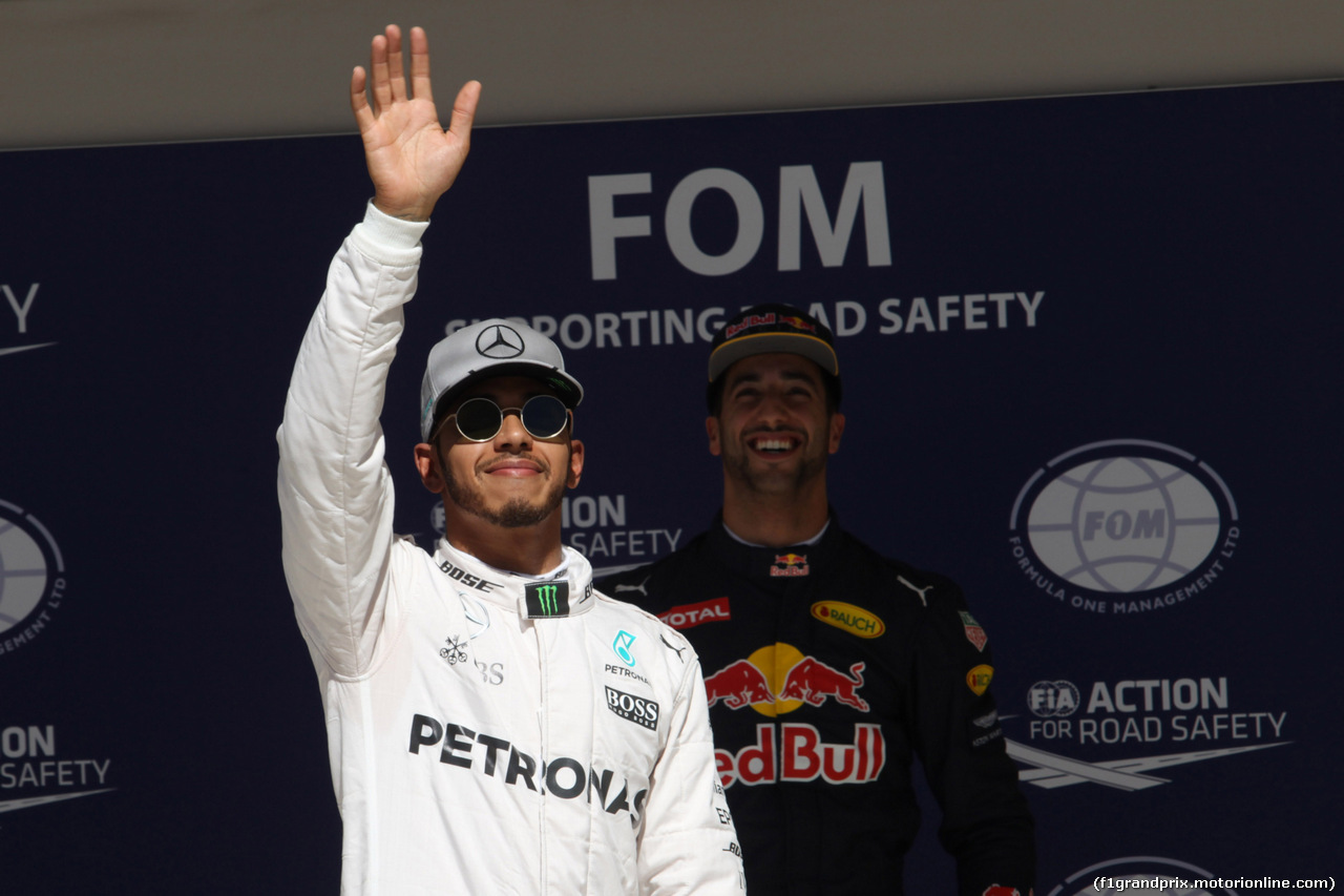 GP USA, 22.10.2016 - Qualifiche, Lewis Hamilton (GBR) Mercedes AMG F1 W07 Hybrid pole position e terzo Daniel Ricciardo (AUS) Red Bull Racing RB12