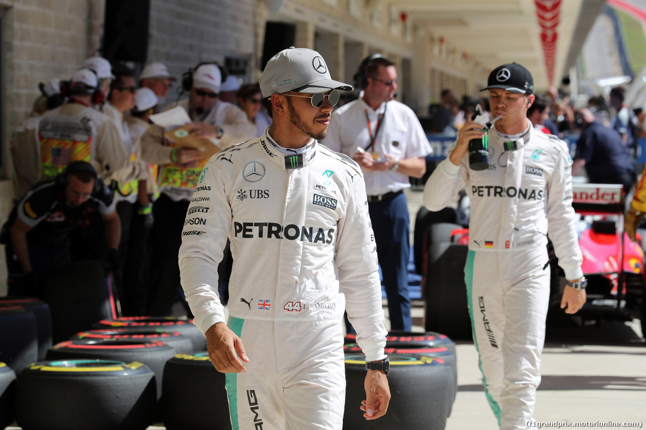 GP USA, 22.10.2016 - Qualifiche, Lewis Hamilton (GBR) Mercedes AMG F1 W07 Hybrid pole position e Nico Rosberg (GER) Mercedes AMG F1 W07 Hybrid