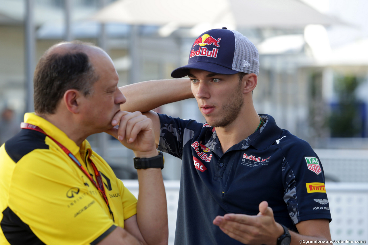 GP USA, 22.10.2016 - Frederic Vasseur (FRA) Renault Sport Formula One Team Racing Director e Pierre Gasly (FRA) Test driver, Red Bull Racing RB12