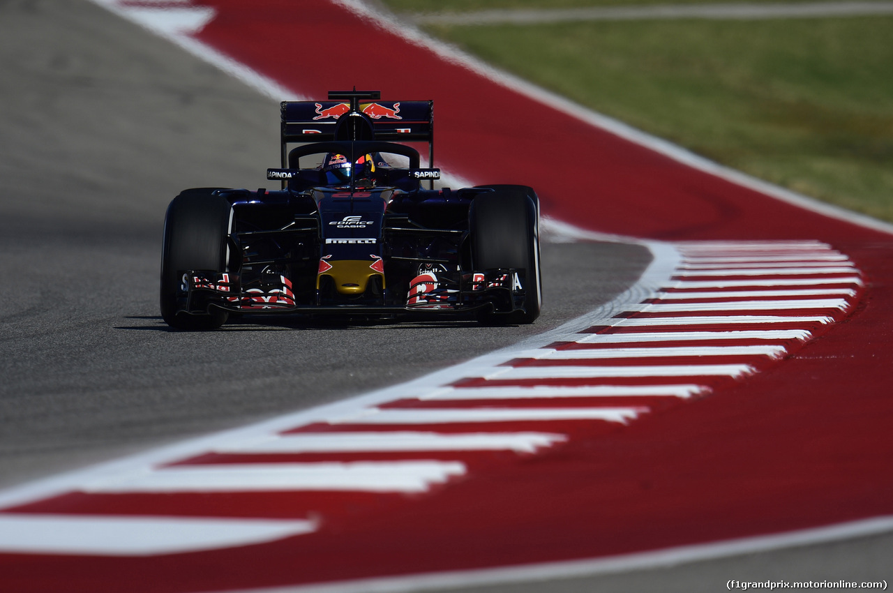 GP USA, 21.10.2016 - Prove Libere 1, Daniel Ricciardo (AUS) Red Bull Racing RB12 with Halo
