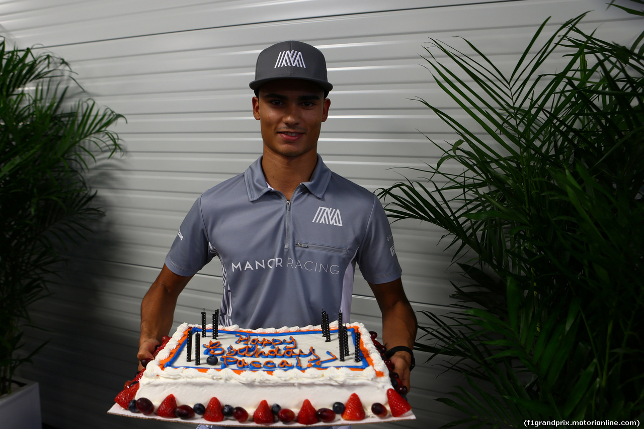 GP USA, 21.10.2016 - Prove Libere 1, Pascal Wehrlein (GER) Manor Racing MRT05 with a birthday cake.
