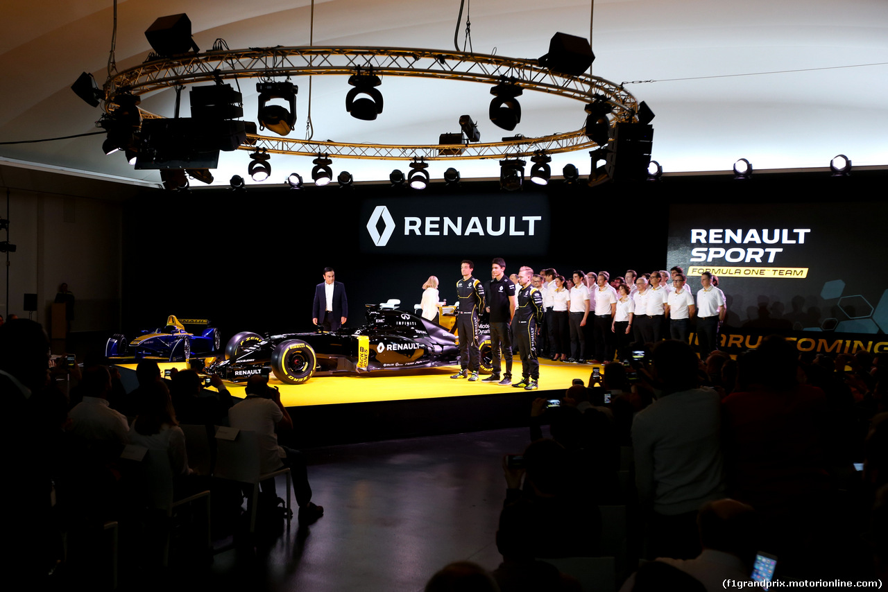 RENAULT F1 PRESENTAZIONE 2016, (L to R): Carlos Ghosn (FRA) Chairman of Renault with Jolyon Palmer (GBR) Renault Sport Formula One Team; Esteban Ocon (FRA) Renault Sport Formula One Team Test Driver e Kevin Magnussen (DEN) Renault Sport Formula One Team.
03.02.2016.