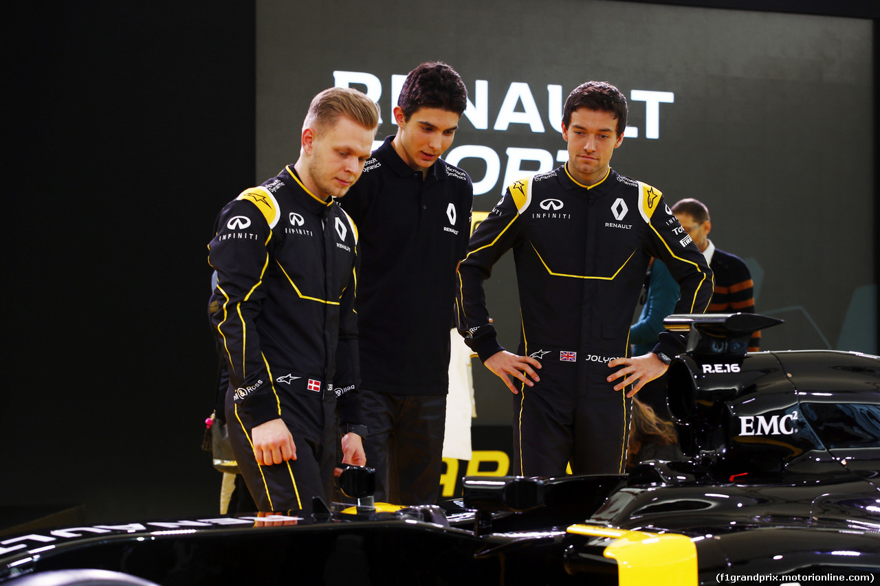 RENAULT F1 PRESENTAZIONE 2016, (L to R): Kevin Magnussen (DEN) Renault Sport Formula One Team with Esteban Ocon (FRA) Renault Sport Formula One Team Test Driver e Jolyon Palmer (GBR) Renault Sport Formula One Team.
03.02.2016.