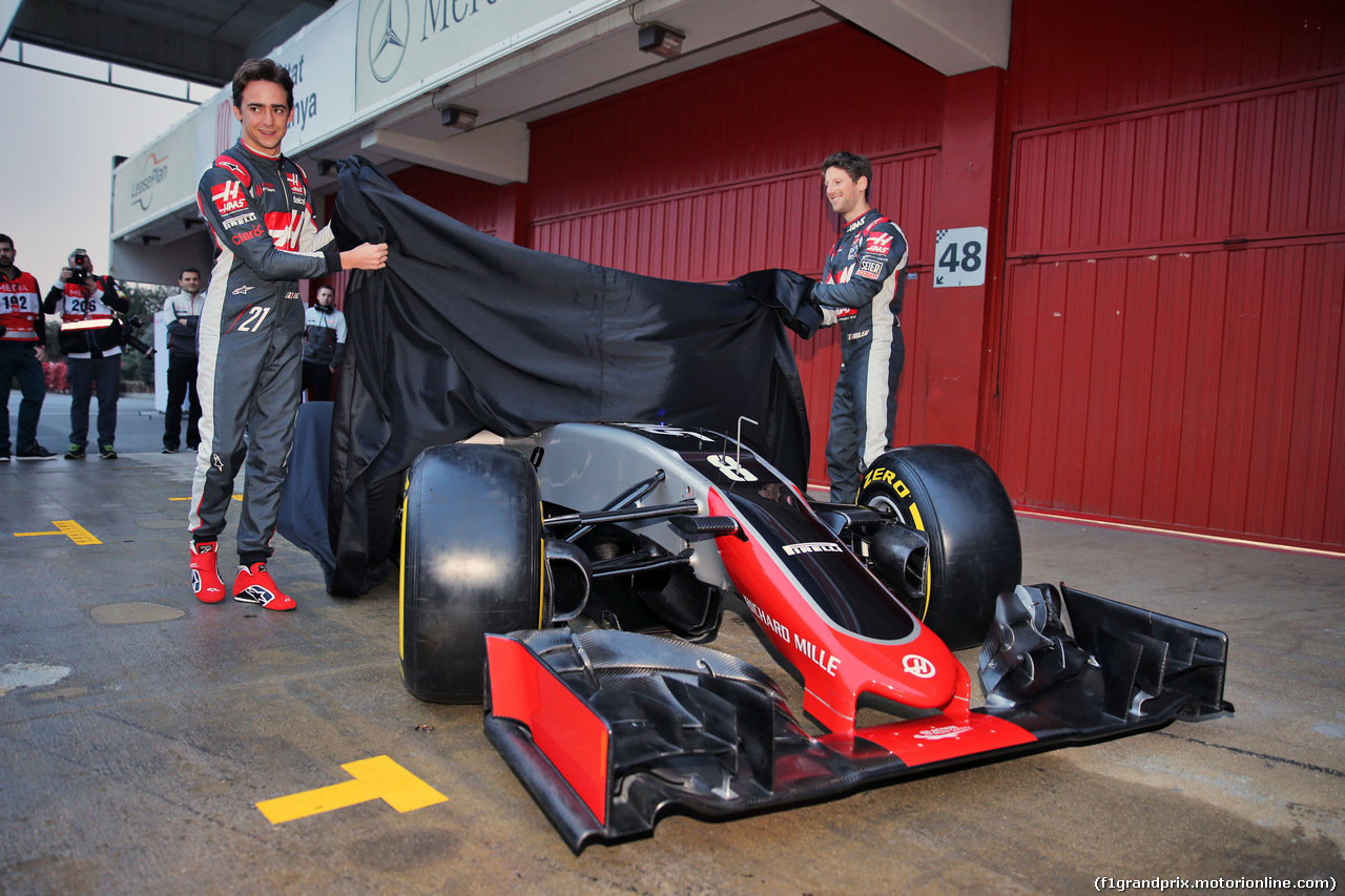 TEST F1 BARCELLONA 22 FEBBRAIO, (L to R): Esteban Gutierrez (MEX) Haas F1 Team e Romain Grosjean (FRA) Haas F1 Team unveil the Haas VF-16.
22.02.2016.