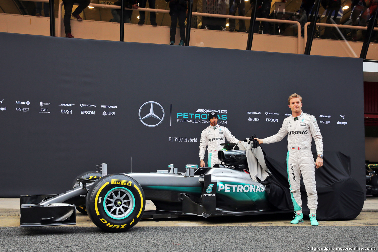 TEST F1 BARCELLONA 22 FEBBRAIO, Nico Rosberg (GER) Mercedes AMG F1 e team mate Lewis Hamilton (GBR) Mercedes AMG F1 unveil the Mercedes AMG F1 W07 Hybrid.
22.02.2016.