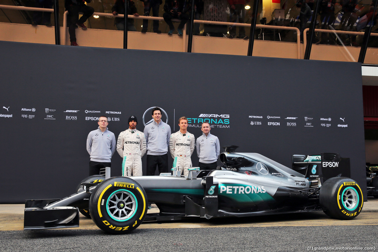 TEST F1 BARCELLONA 22 FEBBRAIO, The Mercedes AMG F1 W07 Hybrid unveiling (L to R): Andy Cowell (GBR) Mercedes-Benz High Performance Powertrains Managing Director; Lewis Hamilton (GBR) Mercedes AMG F1; Toto Wolff (GER) Mercedes AMG F1 Shareholder e Executive Director; Nico Rosberg (GER) Mercedes AMG F1; Paddy Lowe (GBR) Mercedes AMG F1 Executive Director (Technical).
22.02.2016.