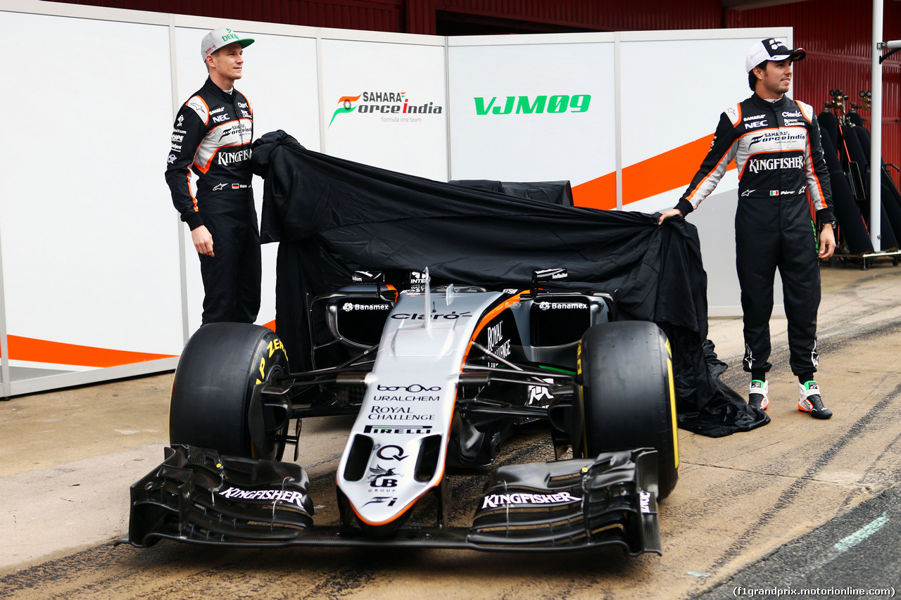 TEST F1 BARCELLONA 22 FEBBRAIO, (L to R): Nico Hulkenberg (GER) Sahara Force India F1 e Sergio Perez (MEX) Sahara Force India F1 unveil the Sahara Force India F1 VJM09.
22.02.2016.