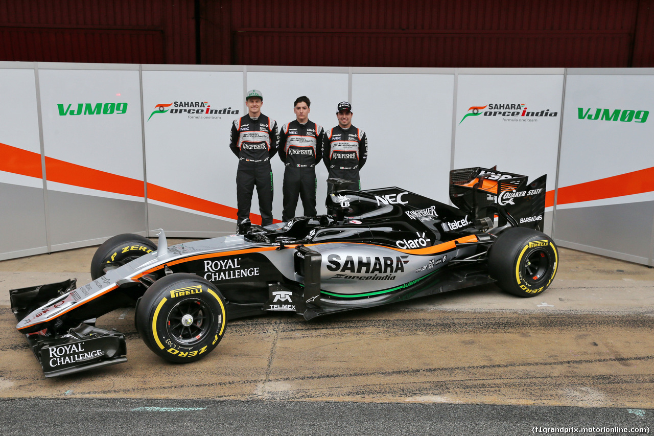 TEST F1 BARCELLONA 22 FEBBRAIO, (L to R): Nico Hulkenberg (GER) Sahara Force India F1 with Alfonso Celis Jr (MEX) Sahara Force India F1 Development Driver e Sergio Perez (MEX) Sahara Force India F1 with the Sahara Force India F1 VJM09.
22.02.2016.