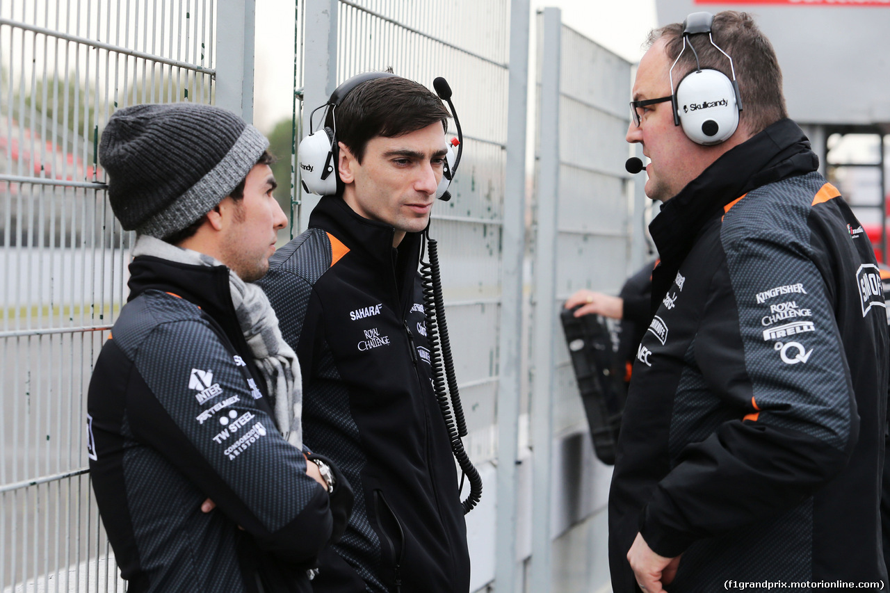 TEST F1 BARCELLONA 22 FEBBRAIO, (L to R): Sergio Perez (MEX) Sahara Force India F1 with Tim Wright (GBR) Sahara Force India F1 Team Gara Engineer e Tom McCullough (GBR) Sahara Force India F1 Team Chief Engineer.
22.02.2016.