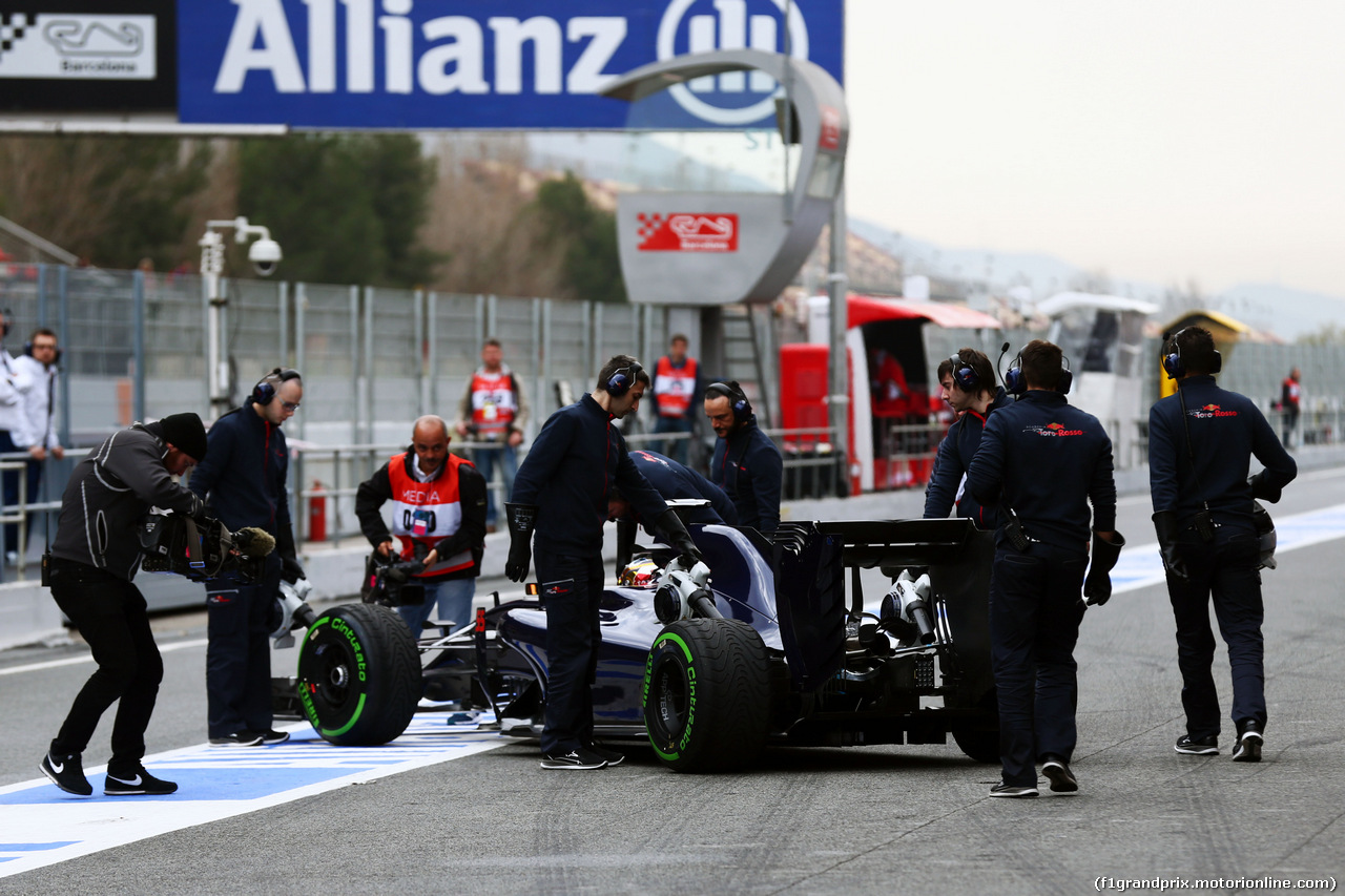 TEST F1 BARCELLONA 22 FEBBRAIO, Carlos Sainz Jr (ESP) Scuderia Toro Rosso STR11 in the pits.
22.02.2016.